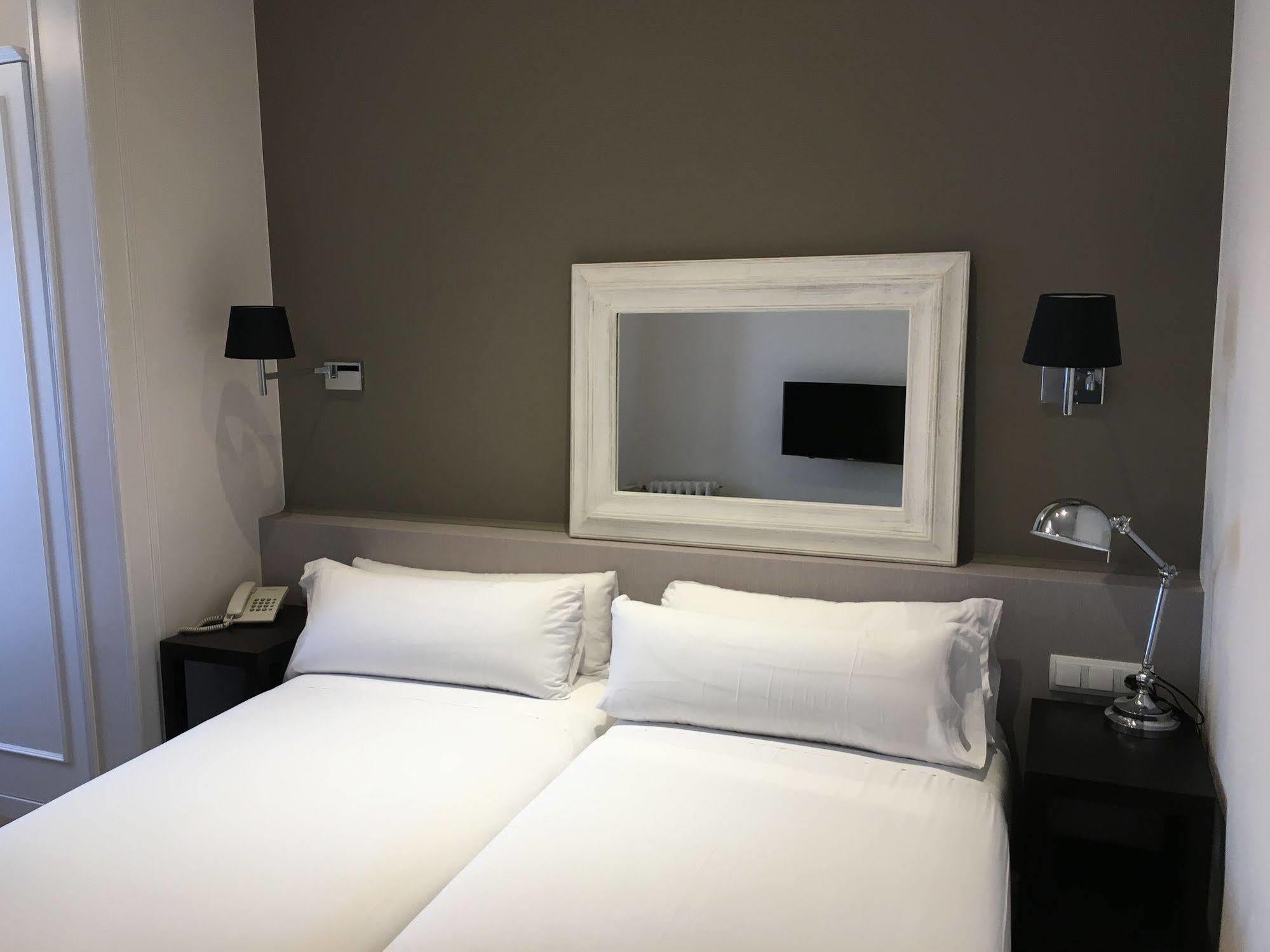 Hotel Meson Castilla Atiram